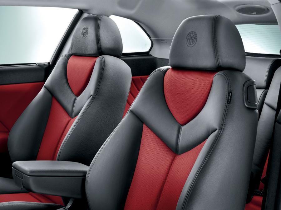Интерьер Alfa Romeo GT Black Line (937C) 2006 года  (фото 2 из 2)